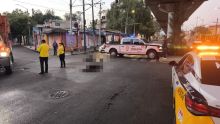 Un joven motociclista perdió la vida la mañana de este jueves luego de un accidente ocurrido sobre avenida Tláhuac, en la alcaldía Iztapalapa; el conductor de un microbús presuntamente implicado escapó del lugar. Foto: @LisetGlezG