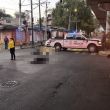 Un joven motociclista perdió la vida la mañana de este jueves luego de un accidente ocurrido sobre avenida Tláhuac, en la alcaldía Iztapalapa; el conductor de un microbús presuntamente implicado escapó del lugar. Foto: @LisetGlezG