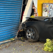 Un fuerte accidente registrado en calles de la colonia Algarín dejó una patrulla de la SSC incrustada contra un negocio de pinturas, luego de ser impactada por un automóvil. @HalconOnce