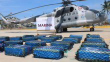 Elementos de la Marina aseguraron una embarcación con 26 bultos de presunta cocaína frente a las costas de Guerrero; dos extranjeros fueron detenidos.