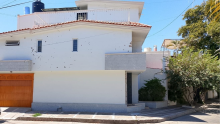 La antigua residencia de Rubén Rocha Moya en Culiacán recibió decenas de impactos de bala; autoridades confirmaron que el inmueble estaba deshabitado.. @jorgegogdl