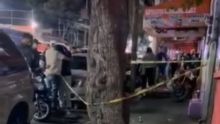 Sin previo aviso, los agresores detonaron sus armas de fuego en contra de estos masculinos, quienes cayeron heridos de muerte sobre la banqueta (Foto:  @Enrique_LunaP)