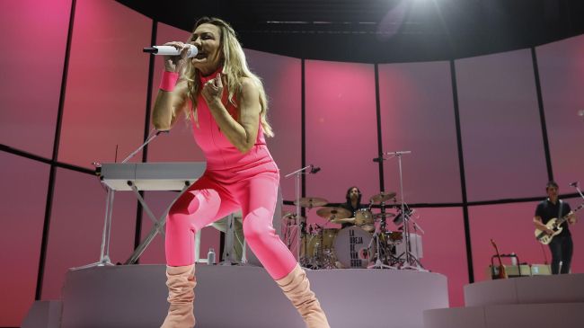 La cantante Amaia Montero durante el concierto que la banda La Oreja de Van Gogh ofrece este sábado en Barakaldo. EFE/ Miguel Toña