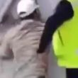 En las imágenes difundidas vía redes sociales, se observa a un hombre vestido con jeans y camisa de rayas mientras recoge algunas pertenencias del suelo (Foto: Especial) En las imágenes difundidas vía redes sociales, se observa a un hombre vestido con jeans y camisa de rayas mientras recoge algunas pertenencias del suelo (Foto: Especial)