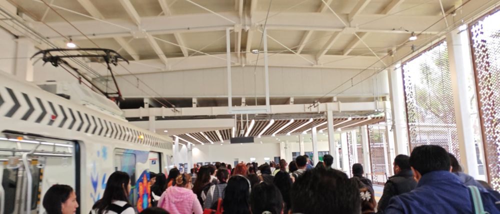 Llegada a la estación Taxqueña en hora pico.