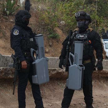 Policías estatales custodian con armas antidrones la zona donde ocurrió un enfrentamiento este martes, en Chilapa, Guerrero. (EFE)