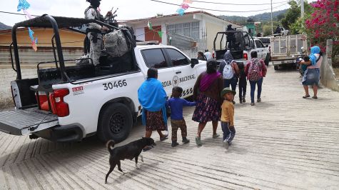 Pobladores salen de los lugares donde se encontraban resguardados en los alrededores zona donde ocurrió un enfrentamiento este martes, en Chilapa, Guerrero. (EFE)