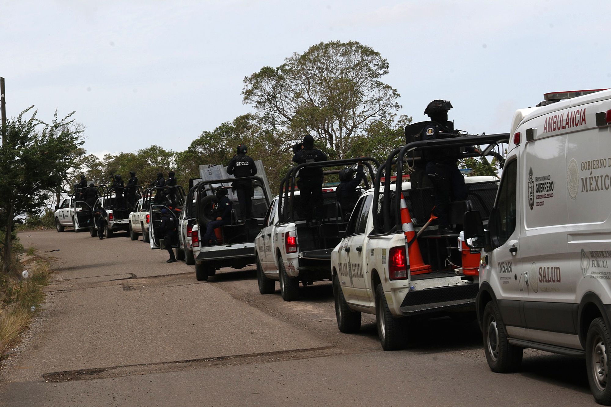 Fotografía que muestra una caravana de las fuerzas federales, en la carretera a Chilapa, en Guerrero. (EFE)