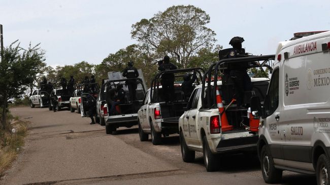 Fotografía que muestra una caravana de las fuerzas federales, en la carretera a Chilapa, en Guerrero. (EFE)