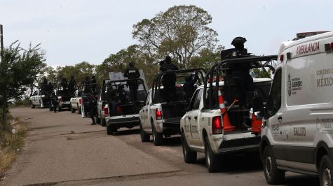 Fotografía que muestra una caravana de las fuerzas federales, en la carretera a Chilapa, en Guerrero. (EFE)