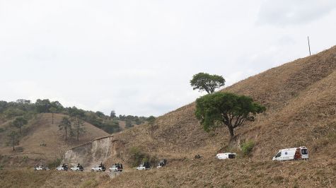 Fotografía que muestra una caravana de las fuerzas federales, en la carretera a Chilapa, en Guerrero. (EFE)