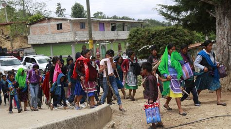 Pobladores salen de los lugares donde se encontraban resguardados en los alrededores zona donde ocurrió un enfrentamiento este martes, en Chilapa, Guerrero. (EFE)