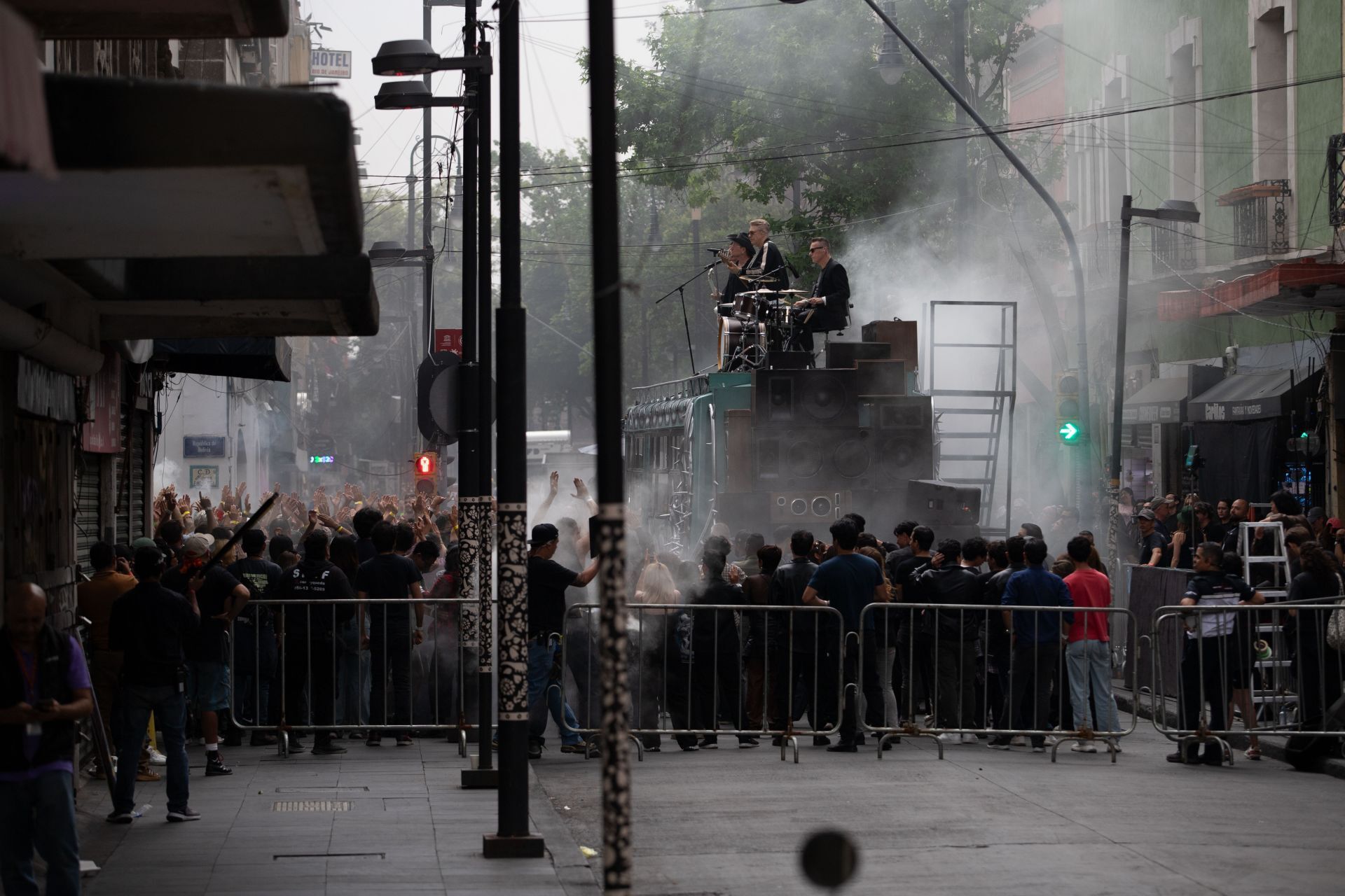  La banda irlandesa U2 en calles del centro histórico de la Ciudad de México, graban un video de su nuevo tema. FOTO: EDGAR NEGRETE LIRA/CUARTOSCURO.COM