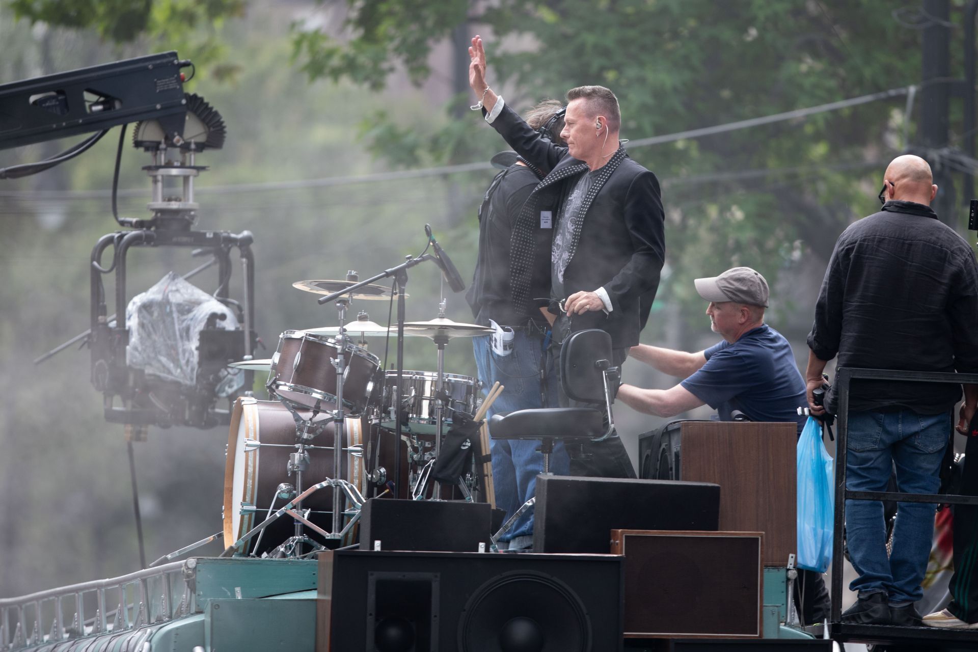  El baterista Larry Muller Jrde la banda irlandesa U2 saluda a su llegada al set de filmación en calles del centro histórico de la Ciudad de México, para graban un video de su nuevo tema. FOTO: EDGAR NEGRETE LIRA/CUARTOSCURO.COM