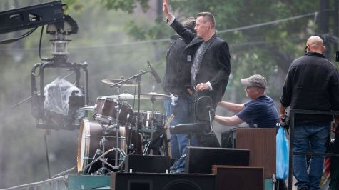  El baterista Larry Muller Jrde la banda irlandesa U2 saluda a su llegada al set de filmación en calles del centro histórico de la Ciudad de México, para graban un video de su nuevo tema. FOTO: EDGAR NEGRETE LIRA/CUARTOSCURO.COM