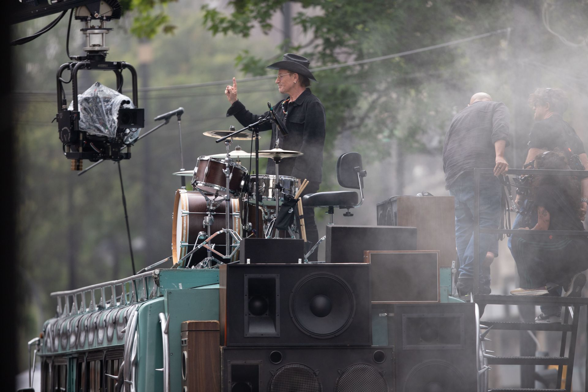 El vocalista banda irlandesa U2, Bono saluda a los fans que acudieron de extras en calles del centro histórico de la Ciudad de México, para la grabación de un video de su nuevo tema. FOTO: EDGAR NEGRETE LIRA/CUARTOSCURO.COM