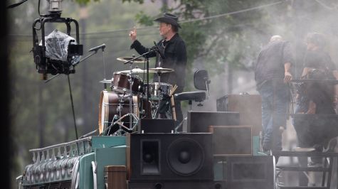 El vocalista banda irlandesa U2, Bono saluda a los fans que acudieron de extras en calles del centro histórico de la Ciudad de México, para la grabación de un video de su nuevo tema. FOTO: EDGAR NEGRETE LIRA/CUARTOSCURO.COM