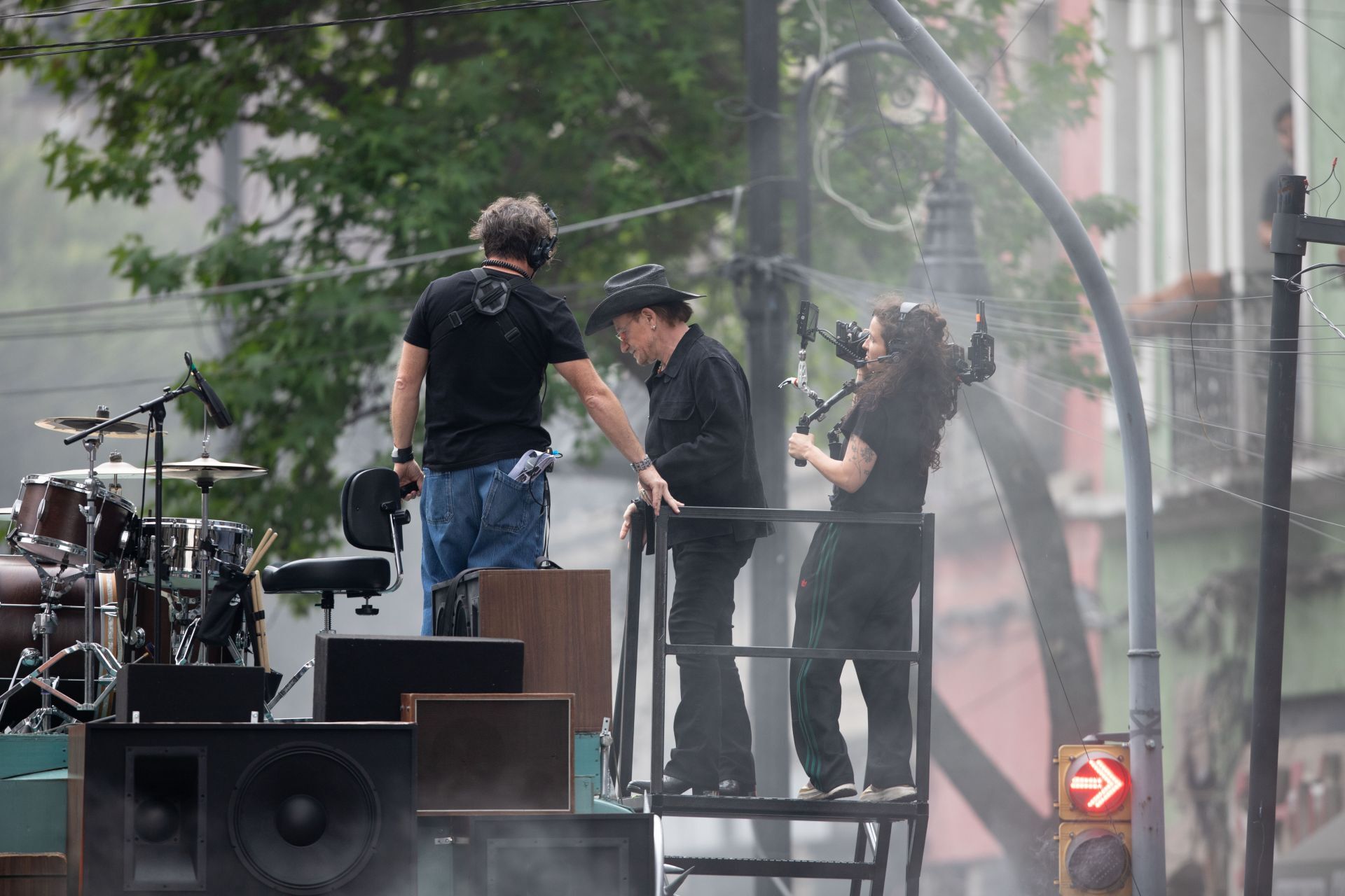 El cantante de la banda irlandesa U2, Bono a su llegada al set de filmación en calles del centro histórico de la Ciudad de México, para grabar un video de su nuevo tema. FOTO: EDGAR NEGRETE LIRA/CUARTOSCURO.COM