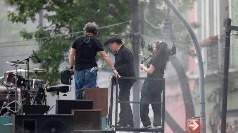 El cantante de la banda irlandesa U2, Bono a su llegada al set de filmación en calles del centro histórico de la Ciudad de México, para grabar un video de su nuevo tema. FOTO: EDGAR NEGRETE LIRA/CUARTOSCURO.COM