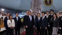 A su llegada, Trump fue recibido en la pista de aterrizaje por el vicepresidente chino, Han Zheng (Foto: Especial)