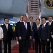A su llegada, Trump fue recibido en la pista de aterrizaje por el vicepresidente chino, Han Zheng (Foto: Especial)