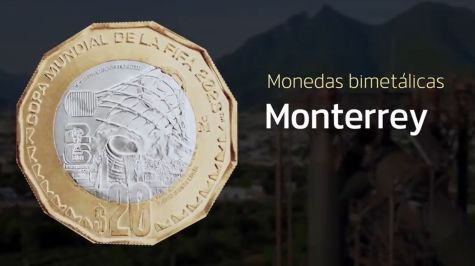 Fuente El Crisol, una de las más emblemáticas del paseo Santa Lucía, y el Cerro de la Silla con un balón de futbol en una red. En el contorno superior, la leyenda COPA MUNDIAL DE LA FIFA 2026™. En el contorno inferior, la identidad gráfica definida por la FIFA para representar a la ciudad de Monterrey y la leyenda PASEO SANTA LUCÍA. Se incluyen el logotipo de la FIFA 26 MONTERREY™; la denominación y la ceca de la Casa de Moneda de México "M°". Como elementos de seguridad, el microtexto MÉXICO TRIPLE SEDE MUNDIALISTA y la imagen latente con la silueta de la República Mexicana.  (Banxico)