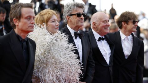 CANNES (Francia), 14/05/2026.- (De izq. a der.) August Diehl, Sandra Hueller, Pawel Pawlikowski, Hanns Zischler y Lukasz Zal asisten al estreno de Fatherland durante la 79ª edición del Festival de Cine de Cannes, en Cannes, Francia, el 14 de mayo de 2026. El festival se celebra del 12 al 23 de mayo de 2026. (Cine, Francia) EFE/EPA/SEBASTIEN NOGIER