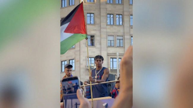 Lamine Yamal ondea bandera de Palestina en celebración del FC Barcelona. EFE