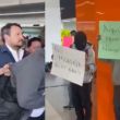 Reciben con abucheos a Andy López Beltrán y Ariadna Montiel en el aeropuerto de Chihuahua (Captura redes sociales)