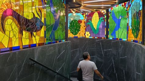 Como parte de la remodelación de la estación Auditorio fueron colocados vitrales. Foto Cuarto Oscuro