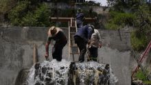 SEGIAGUA desplegó cuadrillas de refuerzo para atender nuevamente la fuga registrada en el Acuaférico de Topilejo, en Xochimilco.