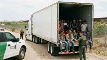 Interceptan en Texas camión con 42 migrantes (generada con IA)