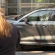 Dos hombres en motocicleta atacaron a balazos al conductor de un Audi en la colonia Nápoles; la víctima sobrevivió y llegó por sus propios medios a un hospital. Cuenta de X @Seg_NapolesDF