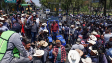 Campesinos y policías protagonizaron empujones y golpes durante un bloqueo en Reforma y Canal del Norte. Cuartoscuro