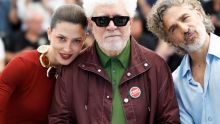 (De izquierda a derecha) Barbara Lennie, el director Pedro Almodóvar y Leonardo Sbaraglia asisten a la sesión fotográfica de 'Amarga Navidad' durante el 79º Festival de Cine de Cannes, en Cannes, Francia, el 20 de mayo de 2026. El festival se celebra del 12 al 23 de mayo de 2026. (Cine, Francia) EFE/EPA/SEBASTIEN NOGIER