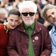 (De izquierda a derecha) Barbara Lennie, el director Pedro Almodóvar y Leonardo Sbaraglia asisten a la sesión fotográfica de 'Amarga Navidad' durante el 79º Festival de Cine de Cannes, en Cannes, Francia, el 20 de mayo de 2026. El festival se celebra del 12 al 23 de mayo de 2026. (Cine, Francia) EFE/EPA/SEBASTIEN NOGIER