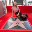Imagen de archivo de la actriz Ellen Pompeo junto a su estrella en el Paseo de la Fama en Hollywood. EFE/EPA/Jill Connelly