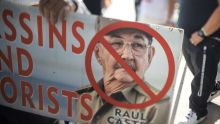 Cubanos festejan los cargos contra Raúl Castro (Foto EFE)