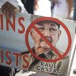 Cubanos festejan los cargos contra Raúl Castro (Foto EFE)