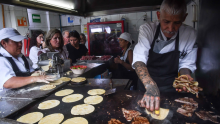 La Guía Michelin 2026 retiró la estrella a El Califa de León y reconoció a La Once Mil como nueva taquería galardonada. Cuartoscuro / Archivo