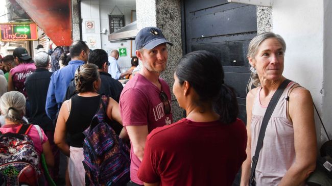 Mexicanos y extranjeros hacen largas filas sobre San Cosme. Cuartoscuro / Archivo