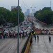 Estudiantes del IPN bloquearon ambos sentidos de Circuito Interior frente al Casco de Santo Tomás. @SCPPyBG