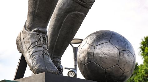 Fotografía que muestra un detalle de la escultura en bronce del ex futbolista brasileño Edson Arantes do Nascimento 'Pelé’, en Guadalajara (EFE)