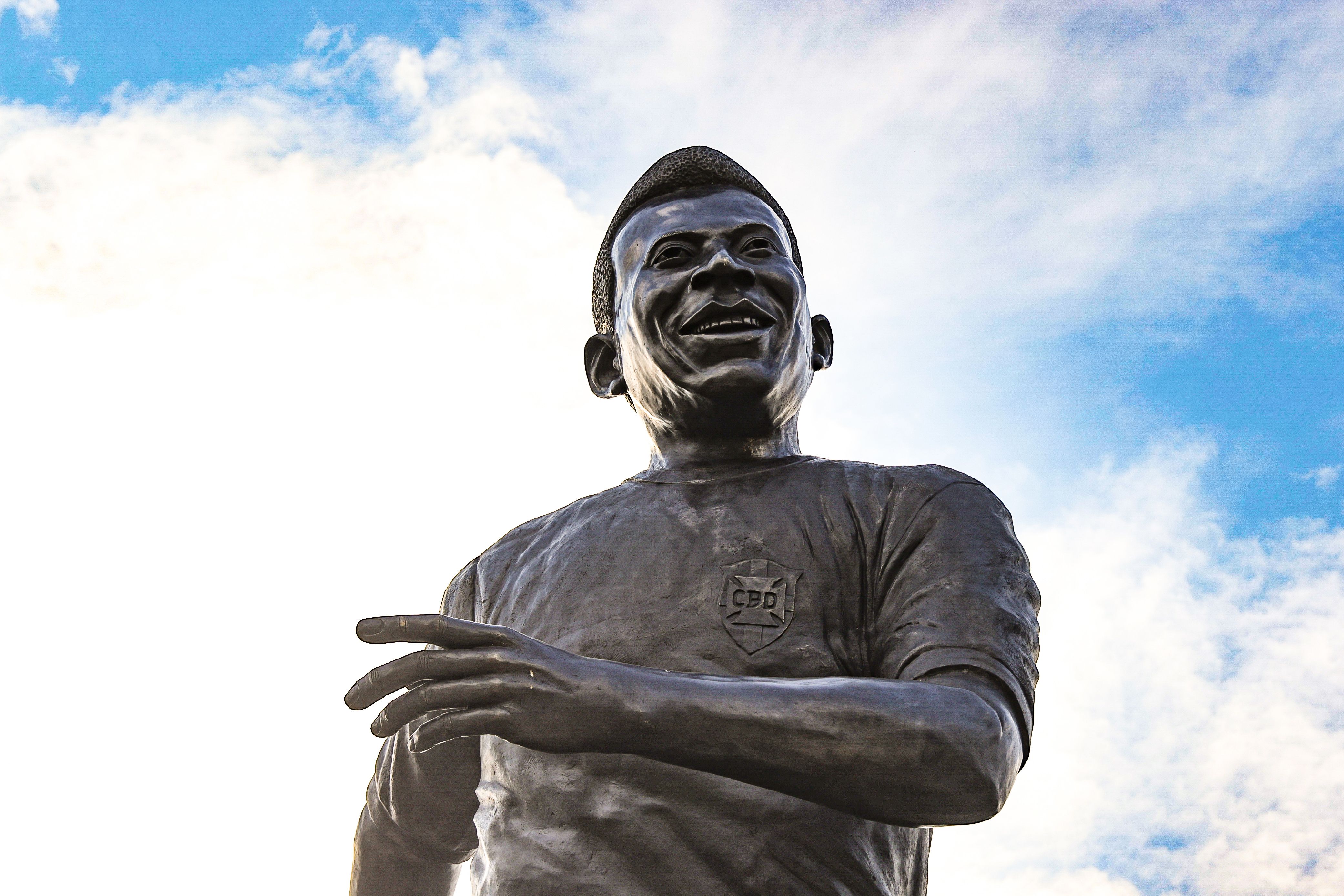Fotografía que muestra una escultura en bronce del ex futbolista brasileño Edson Arantes do Nascimento 'Pelé', en Guadalajara. (EFE)