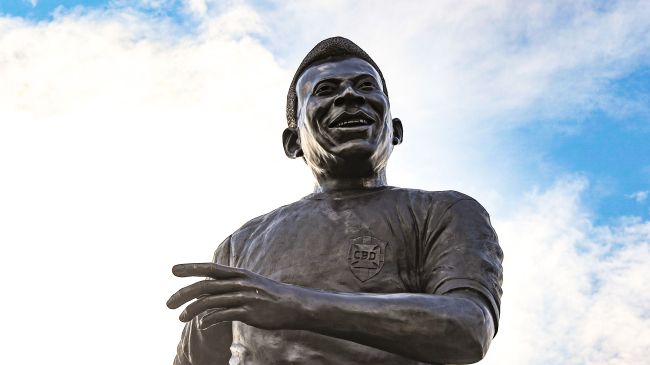 Fotografía que muestra una escultura en bronce del ex futbolista brasileño Edson Arantes do Nascimento 'Pelé', en Guadalajara. (EFE)
