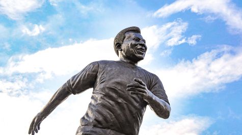Fotografía que muestra una escultura en bronce del ex futbolista brasileño Edson Arantes do Nascimento 'Pelé', en Guadalajara. (EFE) (2) (1)