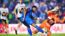 Polémica y grandes atajadas marcan el empate entre Cruz Azul y Pumas