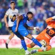 Polémica y grandes atajadas marcan el empate entre Cruz Azul y Pumas