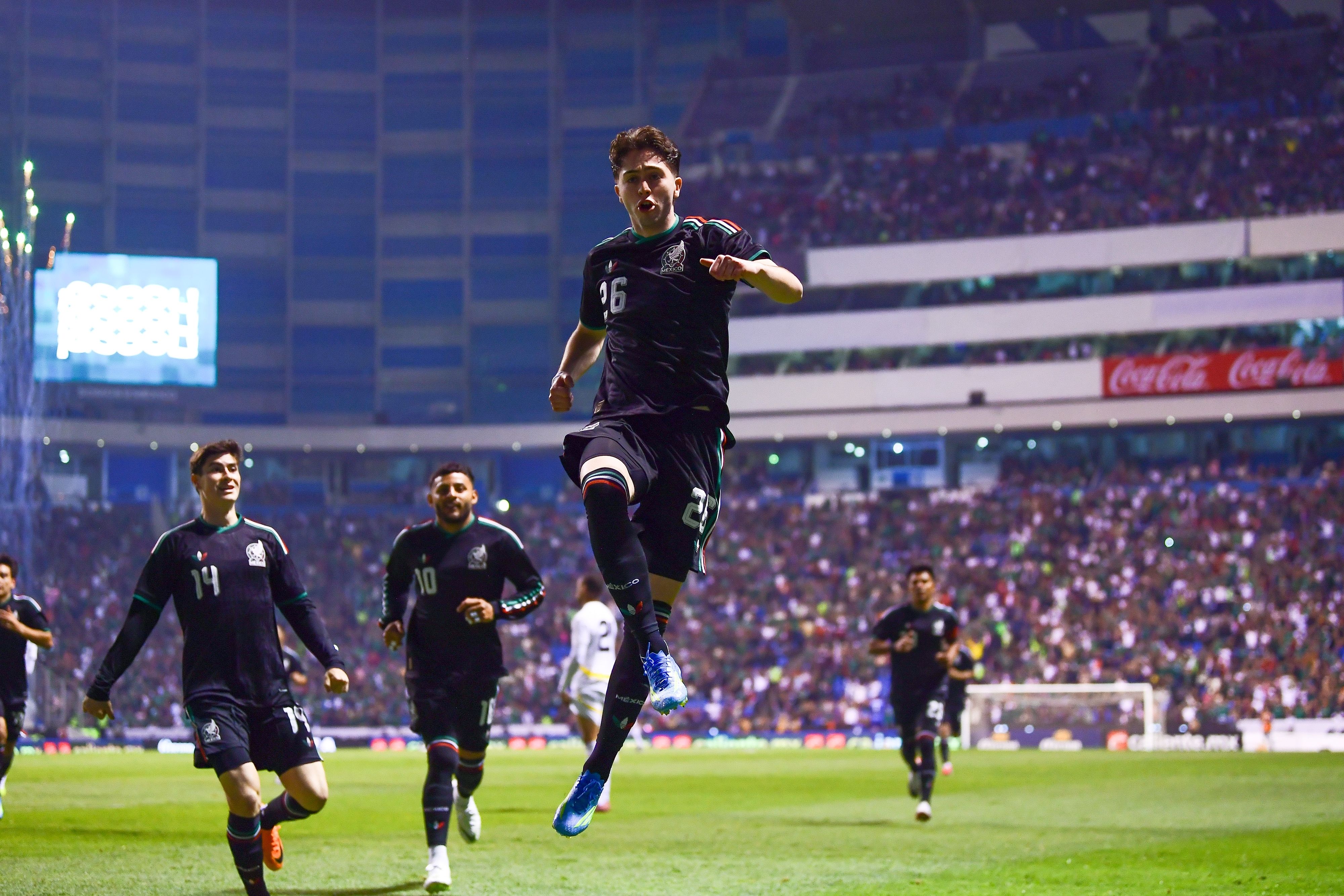 El centrocampista de Chivas, Brian Gutiérrez, abrió el marcador al minuto de juego tras aprovechar un error del portero de Ghana (Mexsport)