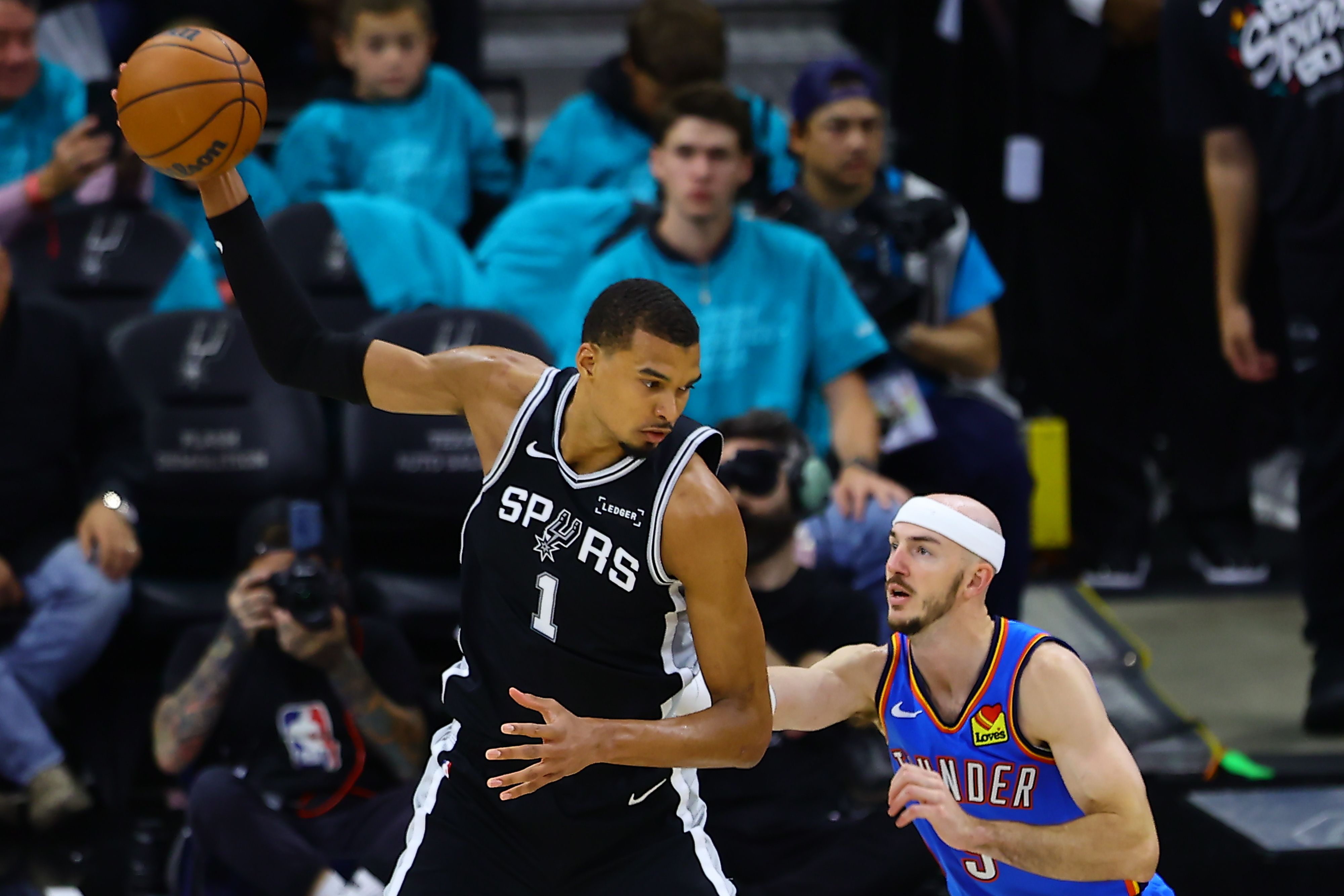 Thunder golpea primero en San Antonio: OKC lidera 2-1 la final del Oeste (Foto EFE)